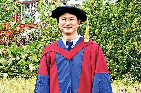 他本科主修聲樂，本想從事音樂教育研究，但在老師鼓勵下轉投客家山歌研究。（受訪者圖片）