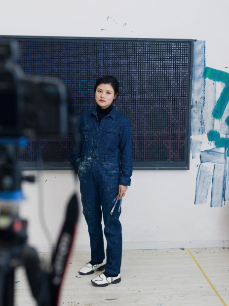 李姝睿身後，正是令她「焦頭爛額」的手繪作品。