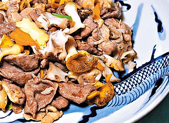 雛鳳入羅帷即是鴿片炒螺片，是當日最有驚喜的菜式之一。