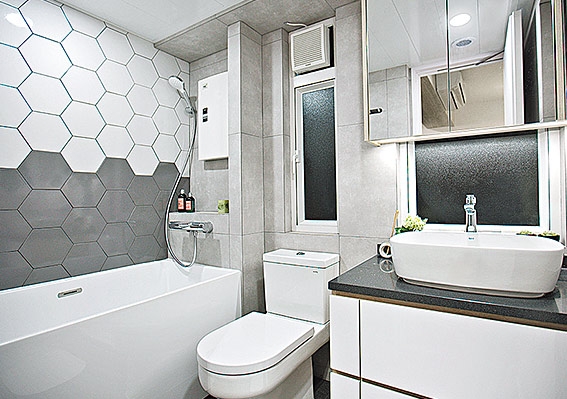 設計師借用飯廳窗台設計一列木面長椅，以取代傳統餐椅，使餐桌椅的配搭上更靈活。