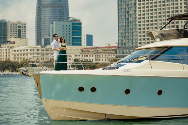 乘坐萬韻遊艇，遊覽歷史悠久的西貢河，可為任何特殊場合提供絕佳的氛圍與環境，無論是浪漫的日落巡遊，家庭聚會，婚前派對或企業高層靜修，均可獲得難忘體驗。