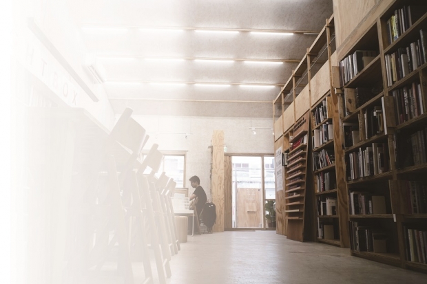 Lightbox空間不錯，倒杯茶，翻翻攝影集，可坐上半天。