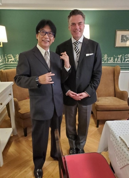 筆者與Daniel Froschauer在2019年薩爾茨堡音樂節上合照，作為第一小提琴聲部首席兼樂團主席的他認為，其身兼此兩個角色非但沒有矛盾，且能夠相輔相承。(攝影：Patrick Chiu)