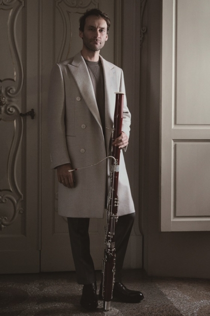 來自匈牙利的巴松管（bassoon）手Bence Boganyi，他身上的羊毛外套，Norbert Stumpfl刻意保留較罕有的淺灰原色，更顯矜貴。