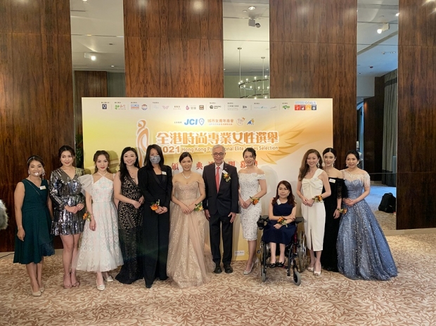 全港時尚專業女性選舉得獎者合照，右三是張靜茵Anita。