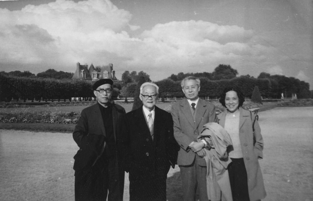 1979年，巴金訪問巴黎，黃慶雲（右一）亦為訪問團成員