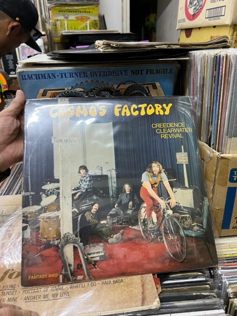 Paul 第一張買的黑膠唱片是美國樂隊Creedence Clearwater Revival 的《Cosmo's factory》。