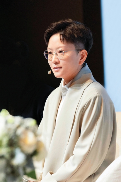 著名京劇演員王珮瑜指出在京劇世界中，女性往往要比同業的男性努力和出色更多，才會被發現和認同。