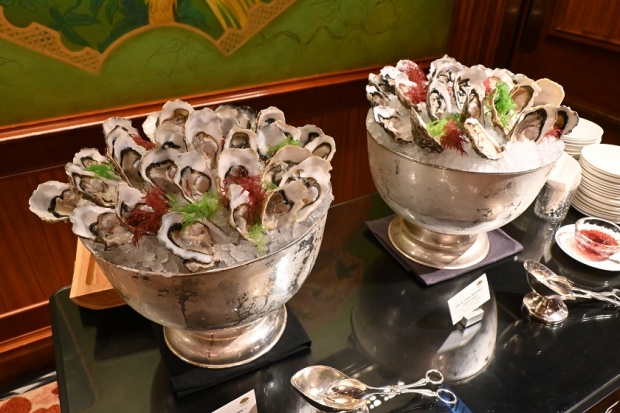 兩款生蠔是Gillardeau, Charente - Maritime Oyster No. 1 Grade 和 Fine de Claire, Marennes - Oleron Oyster No. 2 Grade