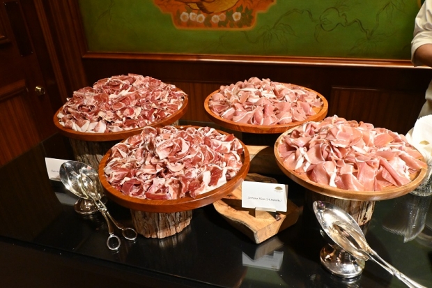 兩款火腿是Iberico Ham (48個月)及Serrano Ham (24 個月)。