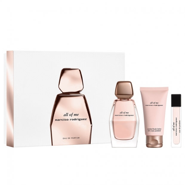 Narciso rodriguez all of me淡香精禮盒套裝︰淡香精90ml、身體潤膚乳50ml、香氛便攜裝 10ml︰香水最能突顯個人特質，全新all of me淡香精帶有獨特醉人花香調，散發出迷人的魅力；再塗上身體潤膚乳，以陣陣如奶油般柔滑質地的誘人香調，細膩呵護每一吋肌膚。