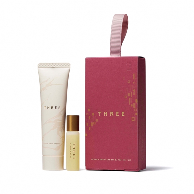 THREE AROMA香氛護手組︰香氛護手霜AF 30g、香氛護甲油AF 4.5ml︰冬日手部容易乾燥，護手霜及護甲油能修護受損肌膚及指甲，其略帶辛香的精油香味，亦能同時修護心靈。