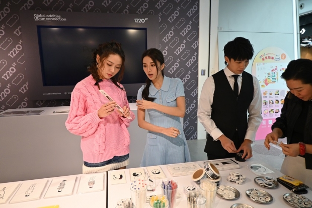 三位年青偶像在限定店內選擇心頭好。