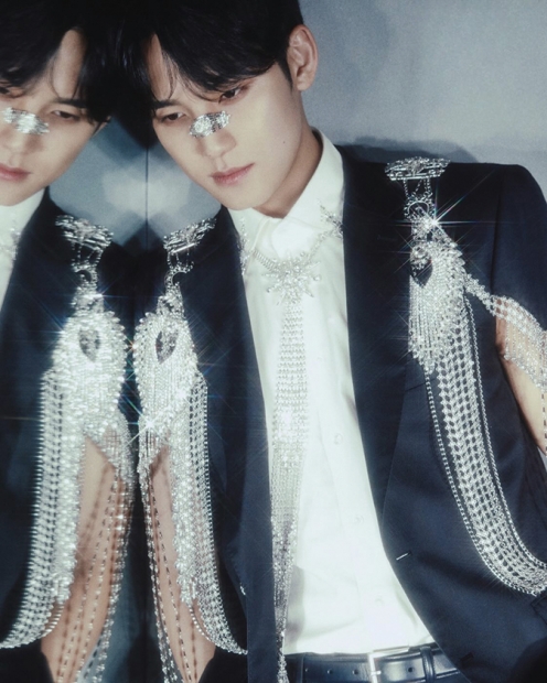 K-POP男團SEVENTEEN成員Mingyu身穿tanakadaisuke設計的誇張造型，非常矚目。